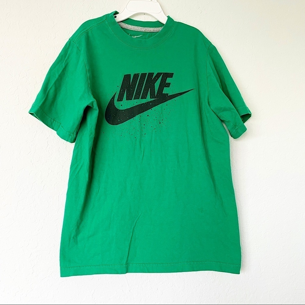 ⭐️SOLD⭐️ Nike Green Tee with Black Swoosh Youth Boys Medium - Picture 1 of 4